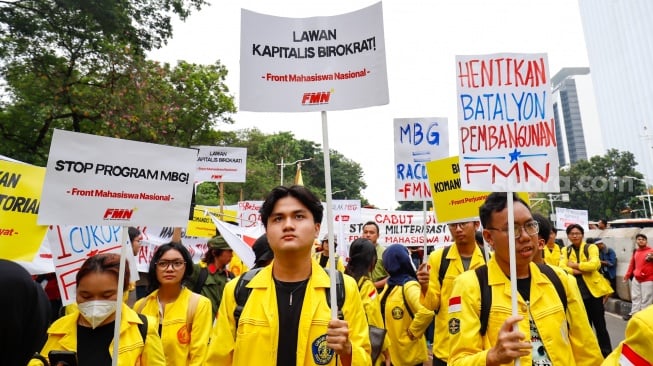 Massa mahasiswa saat menggelar demo peringatan satu tahun pemerintahan Prabowo-Gibran di Jl Merdeka Selatan, Jakarta, Senin (20/10/2025). [Suata.com/Alfian Winanto]
