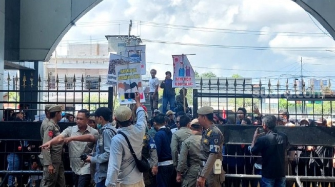 Puluhan warga, termasuk anak-anak mendatangi Kantor Gubernur Sulsel menolak rencana pembangunan Pembangkit Listrik Tenaga Sampah (PLTSa) di Kecamatan Tamalanrea, Kota Makassar, Selasa (21/10) [SuaraSulsel.id/Lorensia Clara]