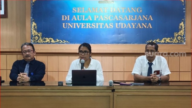 Konferensi pers di Kampus Universitas Udayana, Senin (20/10/2025) (suara.com/Putu Yonata Udawananda)
