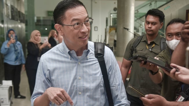 Mantan Menteri Perdagangan Thomas Trikasih Lembong menjawab pertanyaan wartawan setibanya di Komisi Yudisial, Jakarta Pusat, Selasa (21/10/2025). [ANTARA FOTO/Fakhri Hermansyah/rwa]