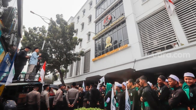 Puluhan santri dari Pagar Nusa Nahdlatul Ulama (NU) saat menggelar aksi di depan Kantor Komisi Penyiaran Indonesia (KPI) Pusat di Jakarta, Selasa (21/10/2025). [Suara.com/Alfian Winanto]