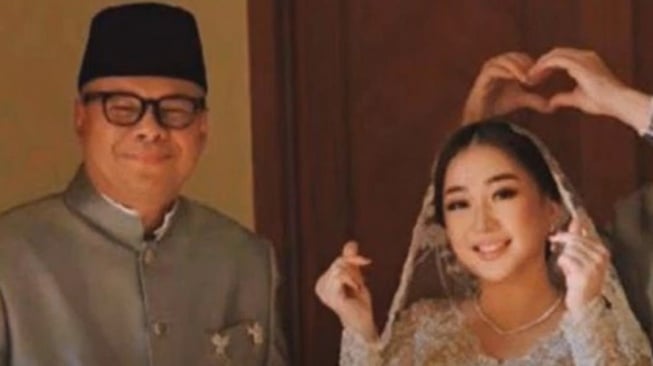 Romy Soekarno menikahi Irene Florencia.