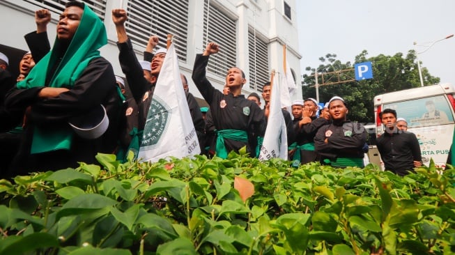 Puluhan santri dari Pagar Nusa Nahdlatul Ulama (NU) saat menggelar aksi di depan Kantor Komisi Penyiaran Indonesia (KPI) Pusat di Jakarta, Selasa (21/10/2025). [Suara.com/Alfian Winanto]