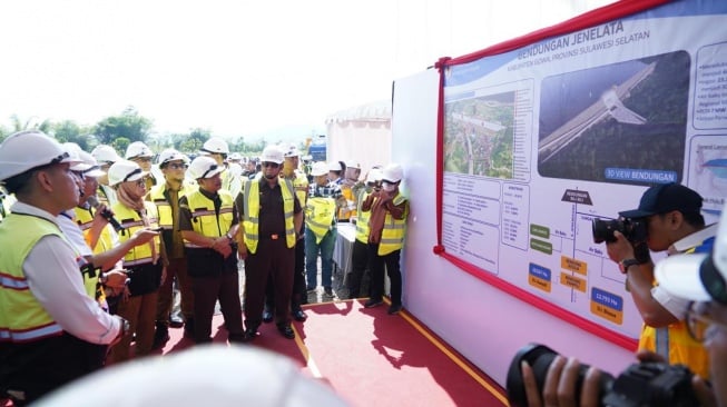 Bupati Gowa Sitti Husniah Talenrang, mendampingi kunjungan lapangan Gubernur Sulawesi Selatan, Andi Sudirman Sulaiman dan Kepala Kejaksaan Tinggi Sulsel, Agus Salim di Bendungan Jenelata, Kecamatan Manuju, Gowa, Selasa (21/10/2025) [Suara.com/Humas Gowa]
