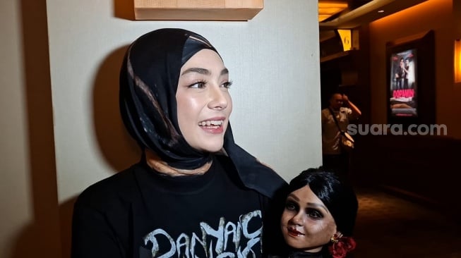 Celine Evangelista untuk film Danyang Wingit: Jumat Kliwon saat ditemui di Senayan, Jakarta Pusat pada Selasa, 21 Oktober 2025. [Suara.com/Rena Pangesti]
