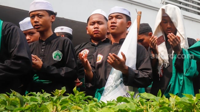 Puluhan santri dari Pagar Nusa Nahdlatul Ulama (NU) saat menggelar aksi di depan Kantor Komisi Penyiaran Indonesia (KPI) Pusat di Jakarta, Selasa (21/10/2025). [Suara.com/Alfian Winanto]