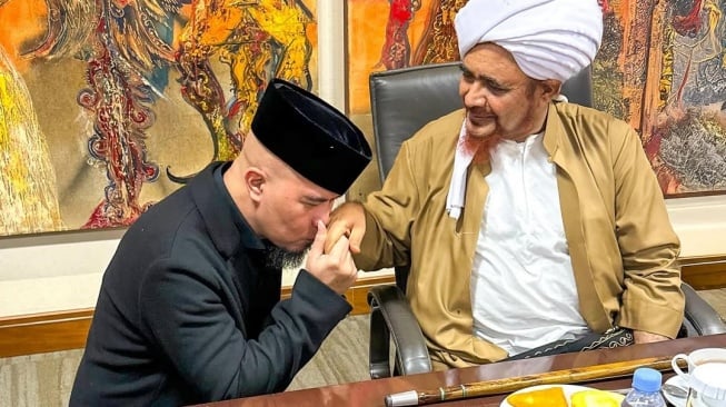 Ramai Santri vs Trans7, Ahmad Dhani Pamer Foto Berlutut Cium Tangan Habib Umar bin Hafidz