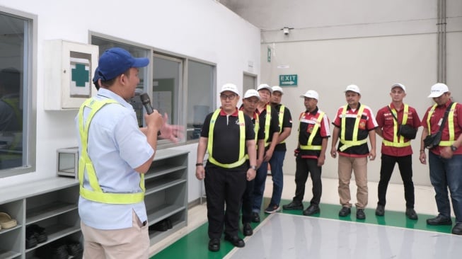 Pengguna mobil Daihatsu mendapat edukasi terkait pentingnya penggunaan suku cadang asli di Part Center ADM Cbitung, Jawa Barat, (Foto: ADM)