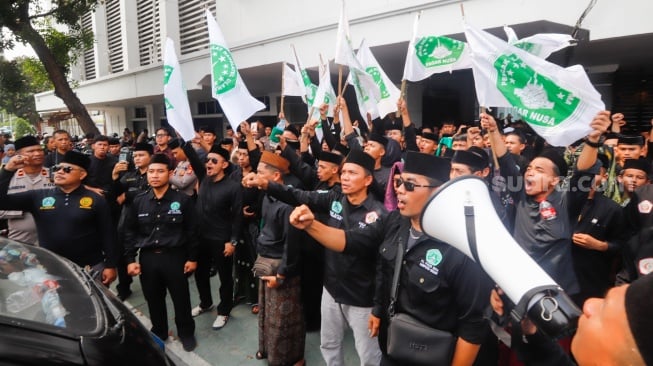Puluhan santri dari Pagar Nusa Nahdlatul Ulama (NU) saat menggelar aksi di depan Kantor Komisi Penyiaran Indonesia (KPI) Pusat di Jakarta, Selasa (21/10/2025). [Suara.com/Alfian Winanto]