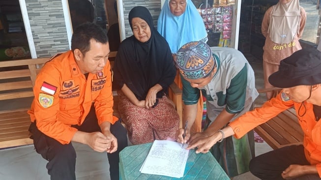 Tim SAR melakukan penandatanganan berita acara penghentian operasi bersama pihak keluarga korban di Pulau Tinggalungan pada Selasa (21/10) [Suara.com/Basarnas Makassar]
