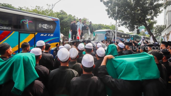 Puluhan santri dari Pagar Nusa Nahdlatul Ulama (NU) saat menggelar aksi di depan Kantor Komisi Penyiaran Indonesia (KPI) Pusat di Jakarta, Selasa (21/10/2025). [Suara.com/Alfian Winanto]