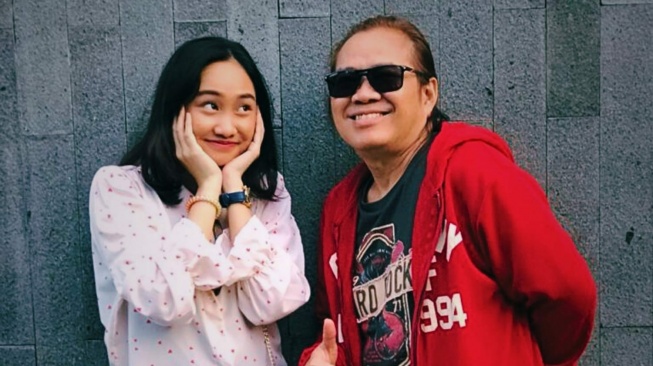  Jimma Hariesda menggandeng putrinya, Misqa Hariesda untuk berkolaborasi di album GIE2050. [Instagram]