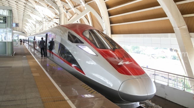 Kereta Cepat Whoosh tiba di Stasiun Kereta Cepat Halim, Jakarta, Rabu (22/10/2025). [Suara.com/Alfian Winanto]