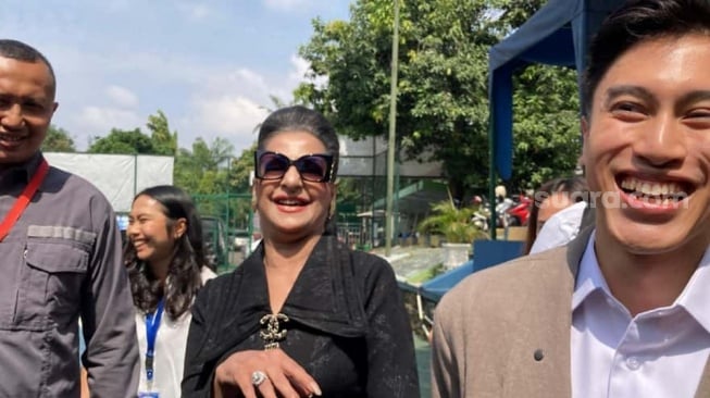 Ibu Tasya Farasya, Alawiyah Alatas alias Mama Ala jadi saksi untuk sidang cerai putrinya di Pengadilan Agama Jakarta Selatan, Rabu, 22 Oktober 2025. [Suara.com/Adiyoga Priyambodo]