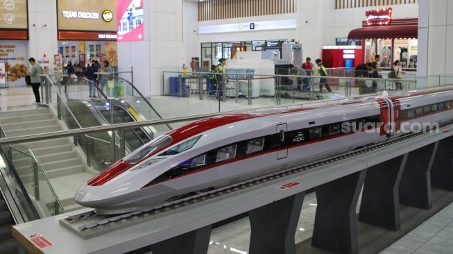 Replika Kereta Cepat Whoosh di Stasiun Kereta Cepat Halim, Jakarta, Rabu (22/10/2025). [Suara.com/Alfian Winanto]