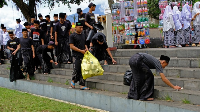 Sejumlah santri Pondok Pesantren Tahfidz Al Musthofa Tebuireng 16 Wadas memungut sampah di Alun-alun Temanggung, Jawa Tengah, Rabu (22/10/2025). [ANTARA FOTO/Anis Efizudin/nym]