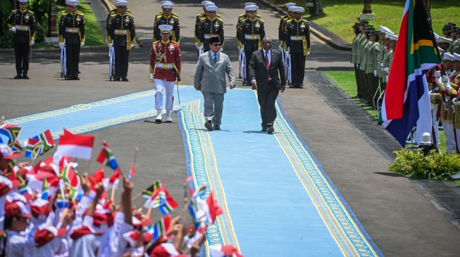 Presiden Prabowo Subianto (baris depan, tengah) memeriksa pasukan bersama Presiden Afrika Selatan Cyril Ramaphosa (baris depan, kanan) dalam kunjungan kenegaraan di Istana Merdeka, Jakarta, Rabu (22/10/2025). [ANTARA FOTO/Aditya Pradana Putra/tom]
