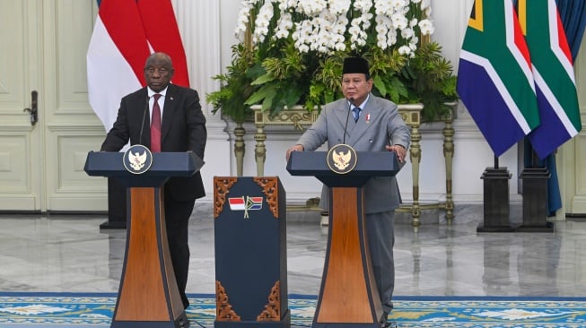 Presiden Prabowo Subianto (kanan) dan Presiden Afrika Selatan Cyril Ramaphosa (kiri) menyampaikan keterangan kepada wartawan dalam kunjungan kenegaraan di Istana Merdeka, Jakarta, Rabu (22/10/2025). [ANTARA FOTO/Aditya Pradana Putra/tom]
