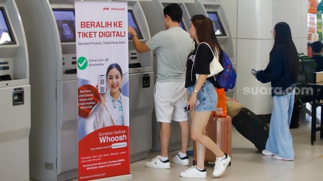 Penumpang membeli tiket kereta Whoosh di Stasiun Kereta Cepat Halim, Jakarta, Rabu (22/10/2025). [Suara.com/Alfian Winanto]