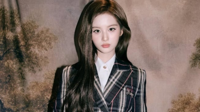 Minimalis! 4 Gaya Outfit Sullyoon NMIXX, Cocok Buat Ngampus sampai Hangout