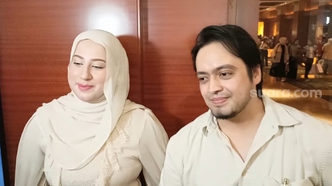 Tasyi Athasyia dan suami, Syech Zaki ditemui di Senayan, Jakarta Pusat pada Selasa, 21 Oktober 2025. [Suara.com/Rena Pangesti]