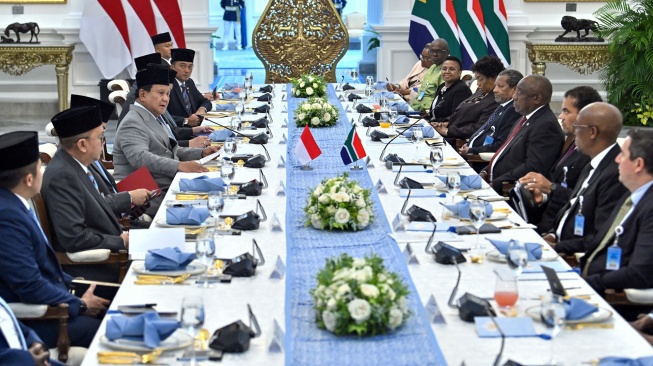 Presiden Prabowo Subianto (keempat kiri) melakukan pertemuan bilateral dengan Presiden Afrika Selatan Cyril Ramaphosa (keempat kanan) dalam kunjungan kenegaraan di Istana Merdeka, Jakarta, Rabu (22/10/2025). [ANTARA FOTO/Aditya Pradana Putra/tom]