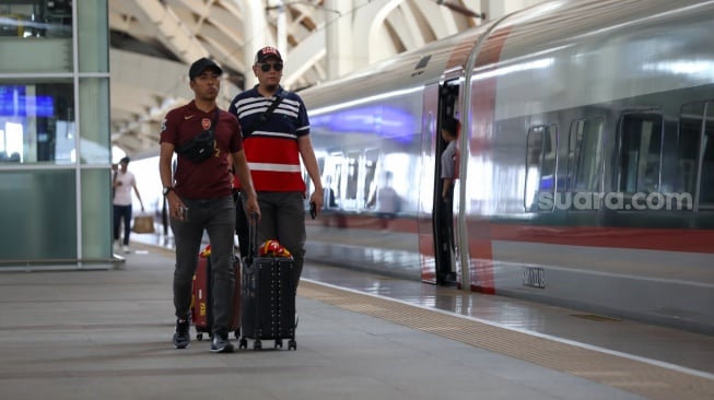 Penumpang bersiap menaiki Kereta Cepat Whoosh di Stasiun Kereta Cepat Halim, Jakarta, Rabu (22/10/2025). [Suara.com/Alfian Winanto]