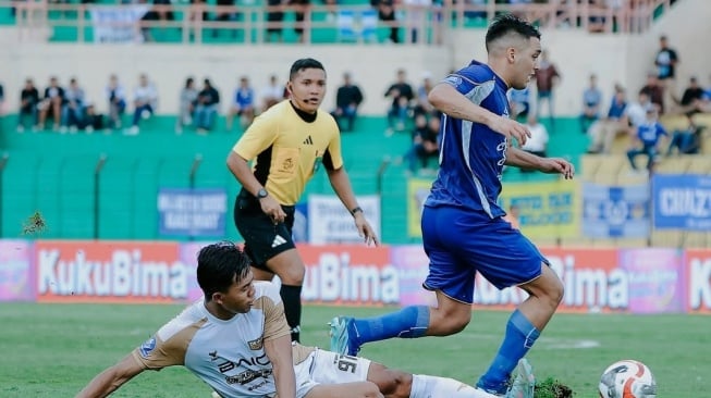 Dua pemain antara PSIM dan Dewa United berebut bola saat lanjutan Super League 2025/2026 di Stadion Sultan Agung, Bantul, Rabu (22/10/2025). (Instagram/@psimjogja_official)