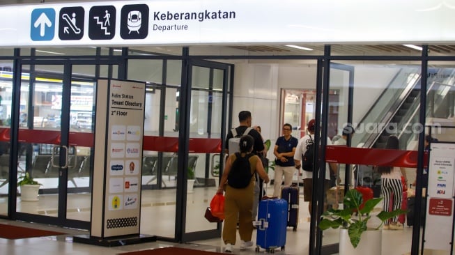 Suasana area keberangkatan Kereta Whoosh di Stasiun Kereta Cepat Halim, Jakarta, Rabu (22/10/2025). [Suara.com/Alfian Winanto]