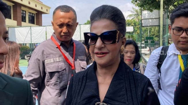 Ibu Tasya Farasya, Alawiyah Alatas alias Mama Ala jadi saksi untuk sidang cerai putrinya di Pengadilan Agama Jakarta Selatan, Rabu, 22 Oktober 2025. [Suara.com/Adiyoga Priyambodo]