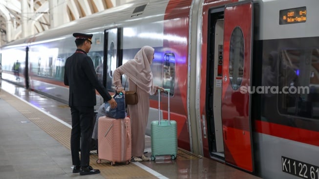 Penumpang bersiap menaiki Kereta Cepat Whoosh di Stasiun Kereta Cepat Halim, Jakarta, Rabu (22/10/2025). [Suara.com/Alfian Winanto]