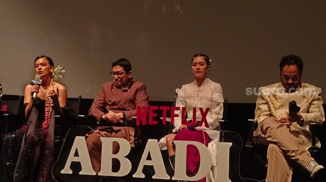 Eva Celia, Kimo Stamboel (sutradara), Mikha Tambayong, Marthino Lio saat konferensi pers film Abadi Nan Jaya di Epicentrum, Jakarta Selatan pada Rabu, 22 Oktober 2025. [Suara.com/Rena Pangesti]