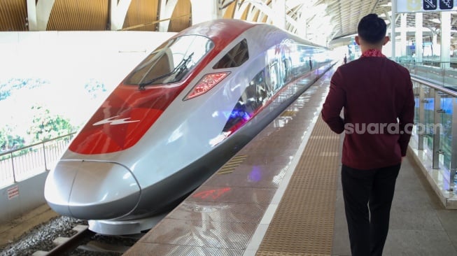 Kereta Cepat Whoosh tiba di Stasiun Kereta Cepat Halim, Jakarta, Rabu (22/10/2025). [Suara.com/Alfian Winanto]