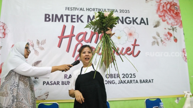 Peserta mengikuti bimbingan merangkai bunga atau hand bouquet di rangkaian Festival Hortikultura 2025 di Pasar Rawa Belong, Jakarta, Rabu (22/10/2025). [Suara.com/Alfian Winanto]