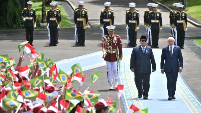 Presiden Prabowo Subianto (kedua kanan) bersama Presiden Brazil Luiz Inacio Lula da Silva (kanan) berjalan untuk pemeriksaan pasukan di Istana Merdeka, Jakarta, Kamis (23/10/2025). [ANTARA FOTO/Aditya Pradana Putra/sgd/agr]