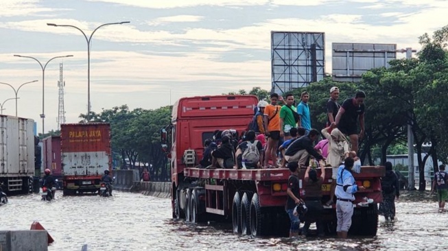 Jalur Pantura Semarang-Demak Lumpuh, Banjir 70 Cm Paksa Pekerja Numpang Truk Demi Cari Nafkah