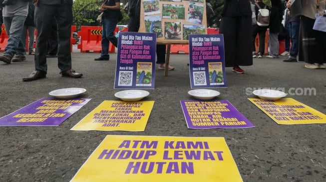 Para aktivis dari sejumlah organisasi masyarakat sipil saat mengikuti Aksi Kamisan ke-883 di depan Istana Merdeka, Jakarta, pada Kamis (23/10/2025). [Suara.com/Alfian Winanto]