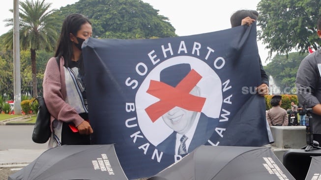 Para aktivis dari sejumlah organisasi masyarakat sipil saat mengikuti Aksi Kamisan ke-883 di depan Istana Merdeka, Jakarta, pada Kamis (23/10/2025). [Suara.com/Alfian Winanto]