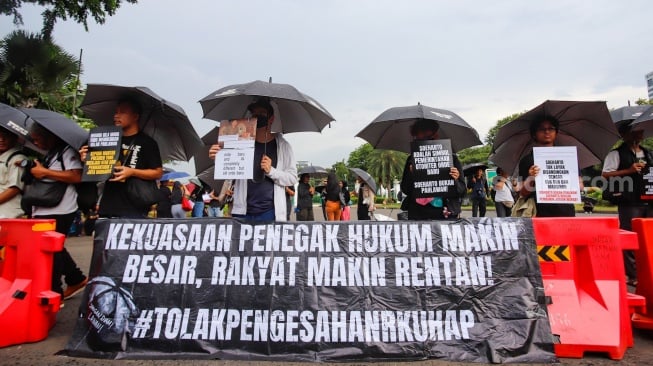 Para aktivis dari sejumlah organisasi masyarakat sipil saat mengikuti Aksi Kamisan ke-883 di depan Istana Merdeka, Jakarta, pada Kamis (23/10/2025). [Suara.com/Alfian Winanto]
