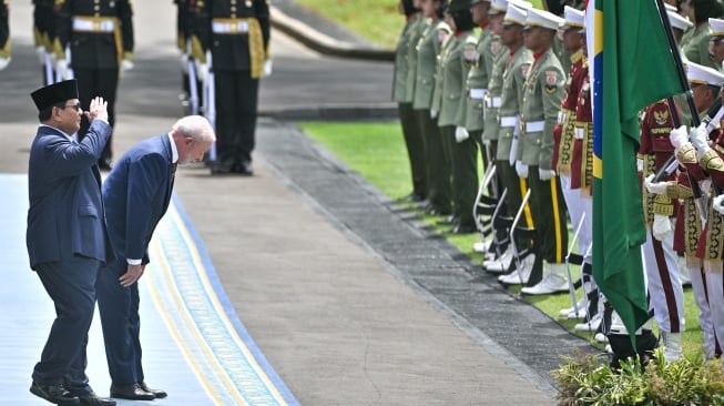 Presiden Prabowo Subianto (kiri) bersama Presiden Brazil Luiz Inacio Lula da Silva (kedua kiri) hormat ke bendera saat pemeriksaan pasukan di Istana Merdeka, Jakarta, Kamis (23/10/2025). [ANTARA FOTO/Aditya Pradana Putra/sgd/agr]