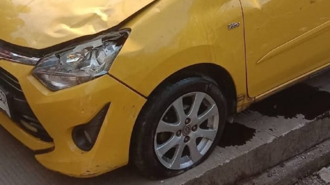Sebuah mobil sedan berwarna kuning dirusak dan dibalikkan oleh warga di Kabupaten Takalar, Sulawesi Selatan. Mobil tersebut digunakan untuk merampok warga [Suara.com/Istimewa]