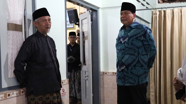 Pemilik Trans7 Chairul Tanjung (kanan) bertemu dengan pengasuh Pondok Pesatren Lirboyo KH Abdullah Kafabihi Mahrus (kiri) di Pondok Pesantren Lirboyo, Kota Kediri, Jawa Timur, Kamis (23/10/2025). [ANTARA FOTO/Prasetia Fauzani/nym]