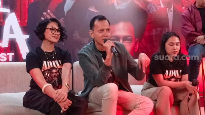 Fedi Nuril bersama Nirina Zubir dan Nury Zhafira dalam konferensi pers di Wijaya, Jakarta Selatan pada Kamis, 23 Oktober 2025. [Suara.com/Rena Pangesti]