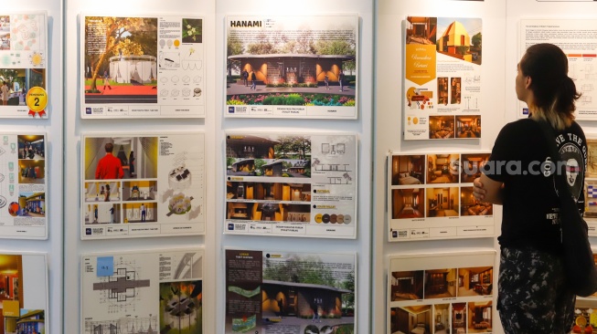 Pengunjung mengamati desain bangunan dalam Jakarta Architecture Festival 2025 di Blok M Hub, Jakarta, Kamis (23/10/2025). [Suara.com/Alfian Winanto]