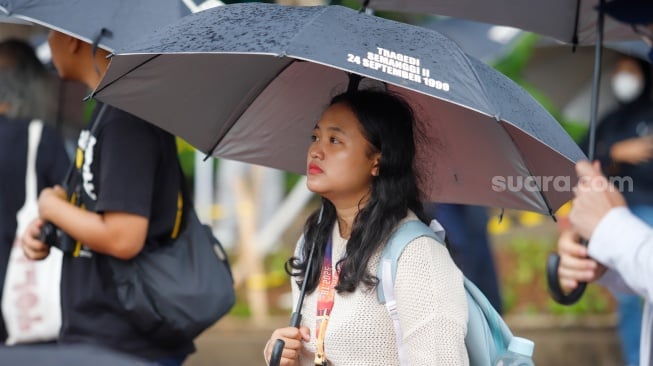 Para aktivis dari sejumlah organisasi masyarakat sipil saat mengikuti Aksi Kamisan ke-883 di depan Istana Merdeka, Jakarta, pada Kamis (23/10/2025). [Suara.com/Alfian Winanto]