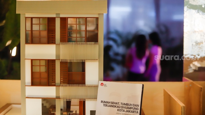 Pengunjung mengamati instalasi maket bangunan dalam Jakarta Architecture Festival 2025 di Blok M Hub, Jakarta, Kamis (23/10/2025). [Suara.com/Alfian Winanto]