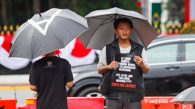 Para aktivis dari sejumlah organisasi masyarakat sipil saat mengikuti Aksi Kamisan ke-883 di depan Istana Merdeka, Jakarta, pada Kamis (23/10/2025). [Suara.com/Alfian Winanto]
