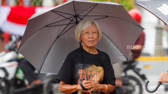 Para aktivis dari sejumlah organisasi masyarakat sipil saat mengikuti Aksi Kamisan ke-883 di depan Istana Merdeka, Jakarta, pada Kamis (23/10/2025). [Suara.com/Alfian Winanto]