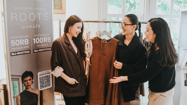 AVP of Business Development Blibli Melly Samantha (tengah) berbincang dengan Co-Founder of Anain, Angelica Maya (kiri) dan Co-Founder of Anain, Faustine Darmawan pada peluncuran koleksi mode terbaru Blibli x Anain di Jakarta, Kamis (23/10/2025). [Handout]