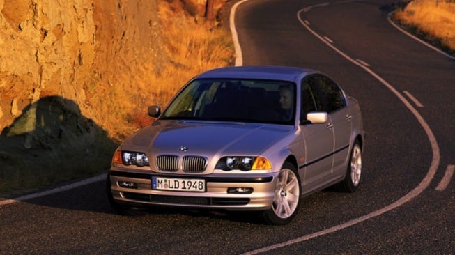 BMW 318i. (Drive Place)